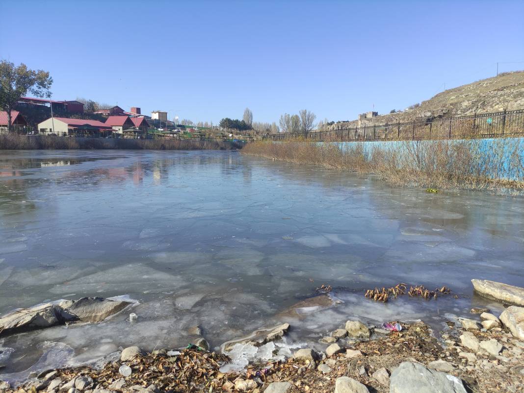 Hava sıcaklığı eksi 9'a dereceye düştü! Kura Nehri buz tuttu… 3